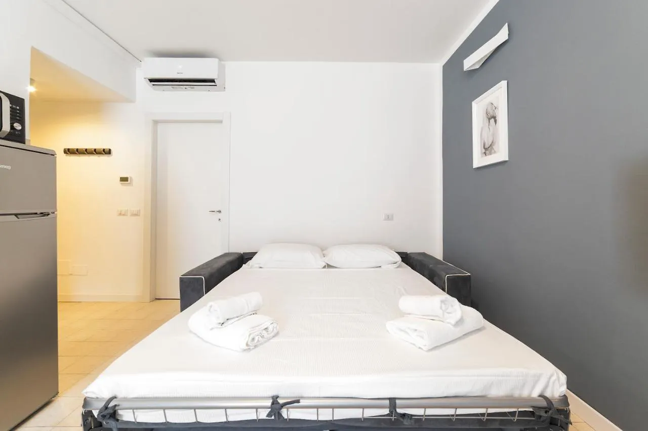 Roomy Apartment Close To Subway M5! Milán 0*,  Italia