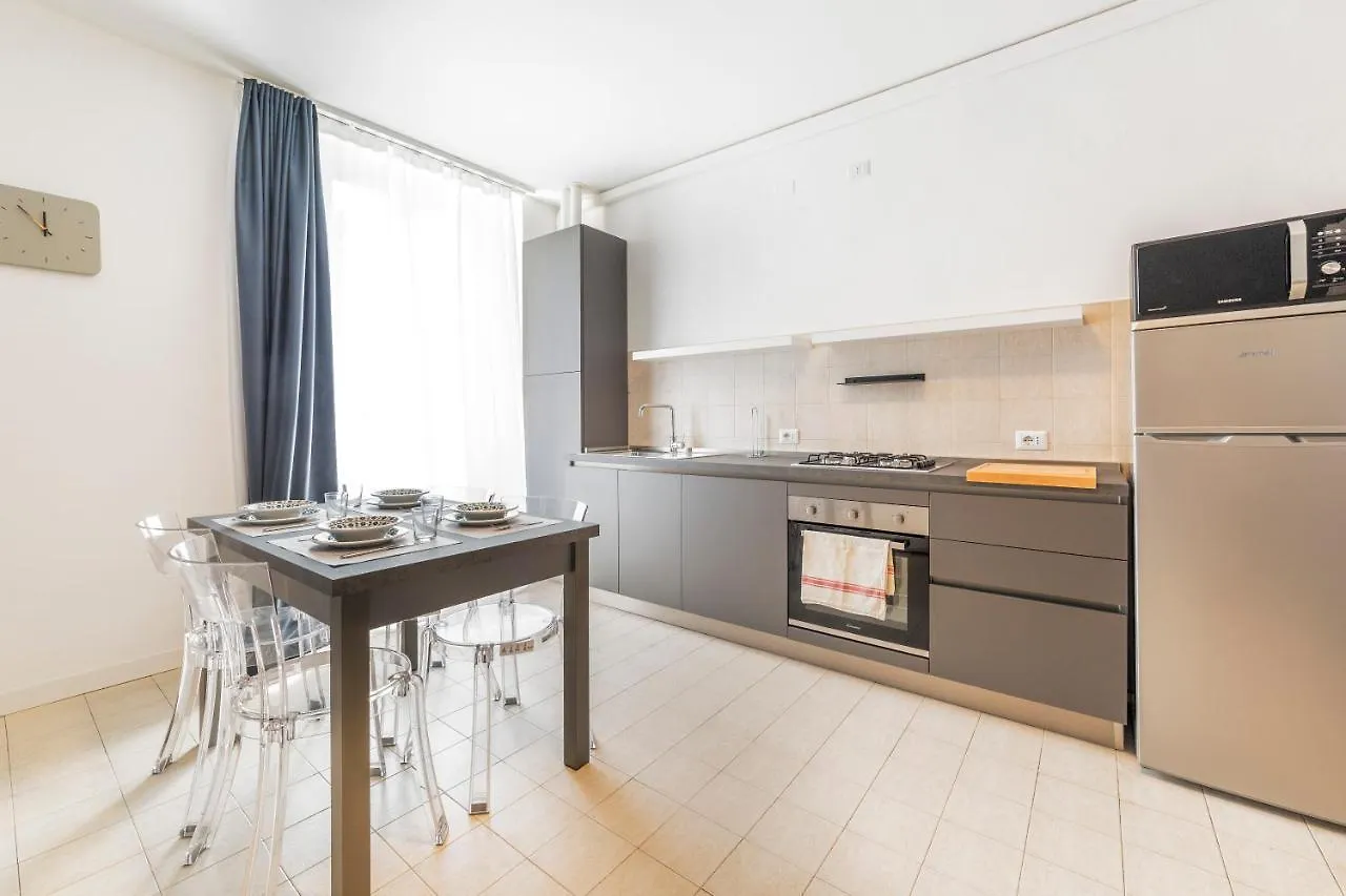 Roomy Apartment Close To Subway M5! location
