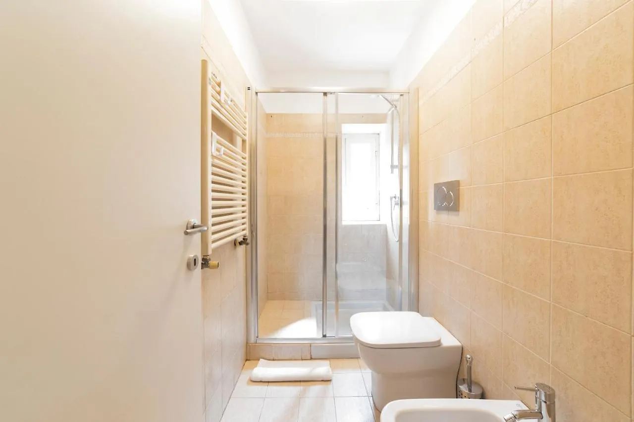 Roomy Apartment Close To Subway M5! Milan Italy