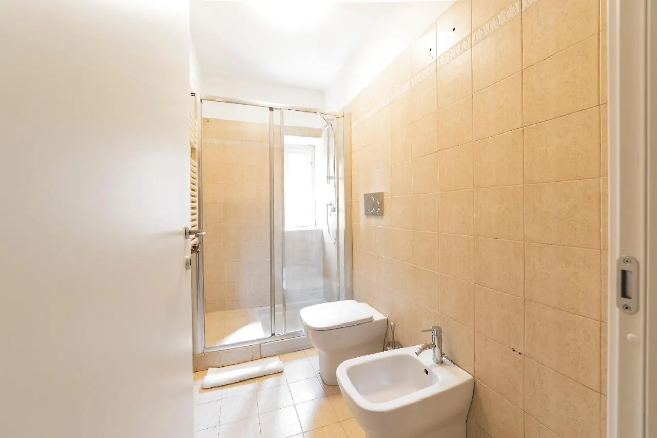 Roomy Apartment Close To Subway M5! Milan
