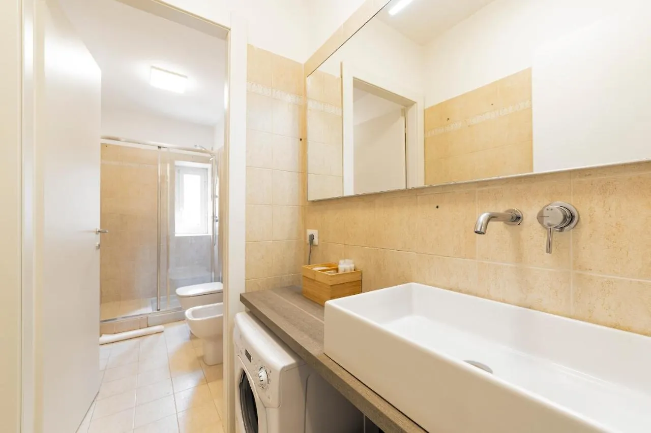 Roomy Apartment Close To Subway M5! Milan Italy