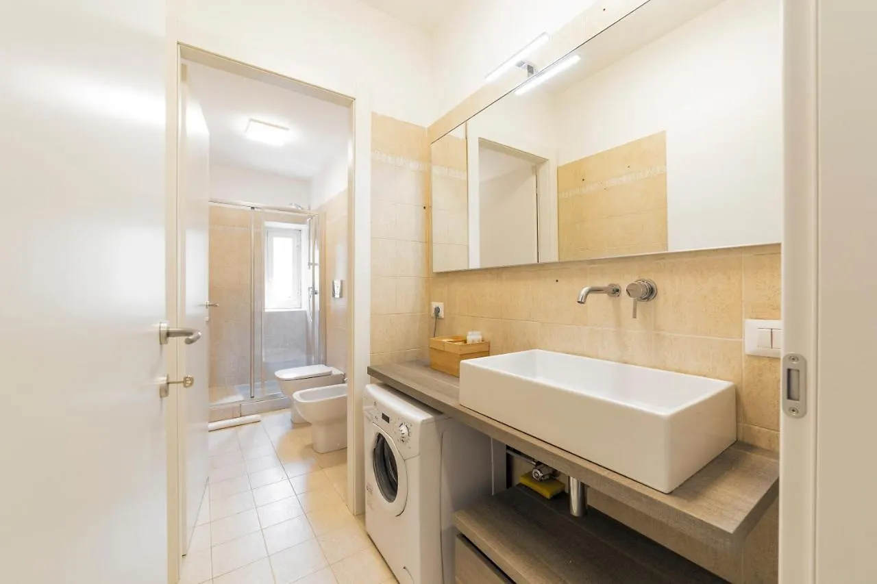 Roomy Apartment Close To Subway M5! Milan