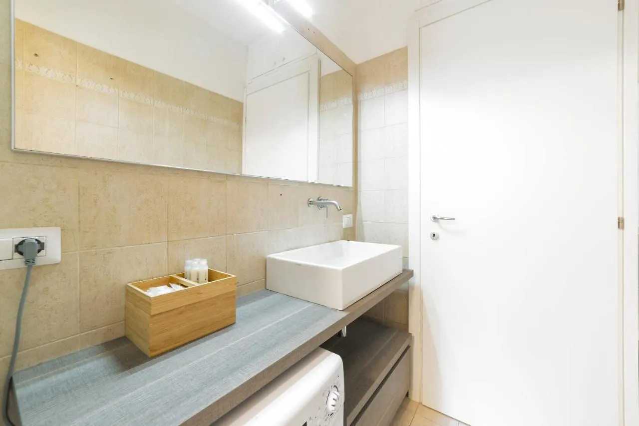 Roomy Apartment Close To Subway M5! Milan
